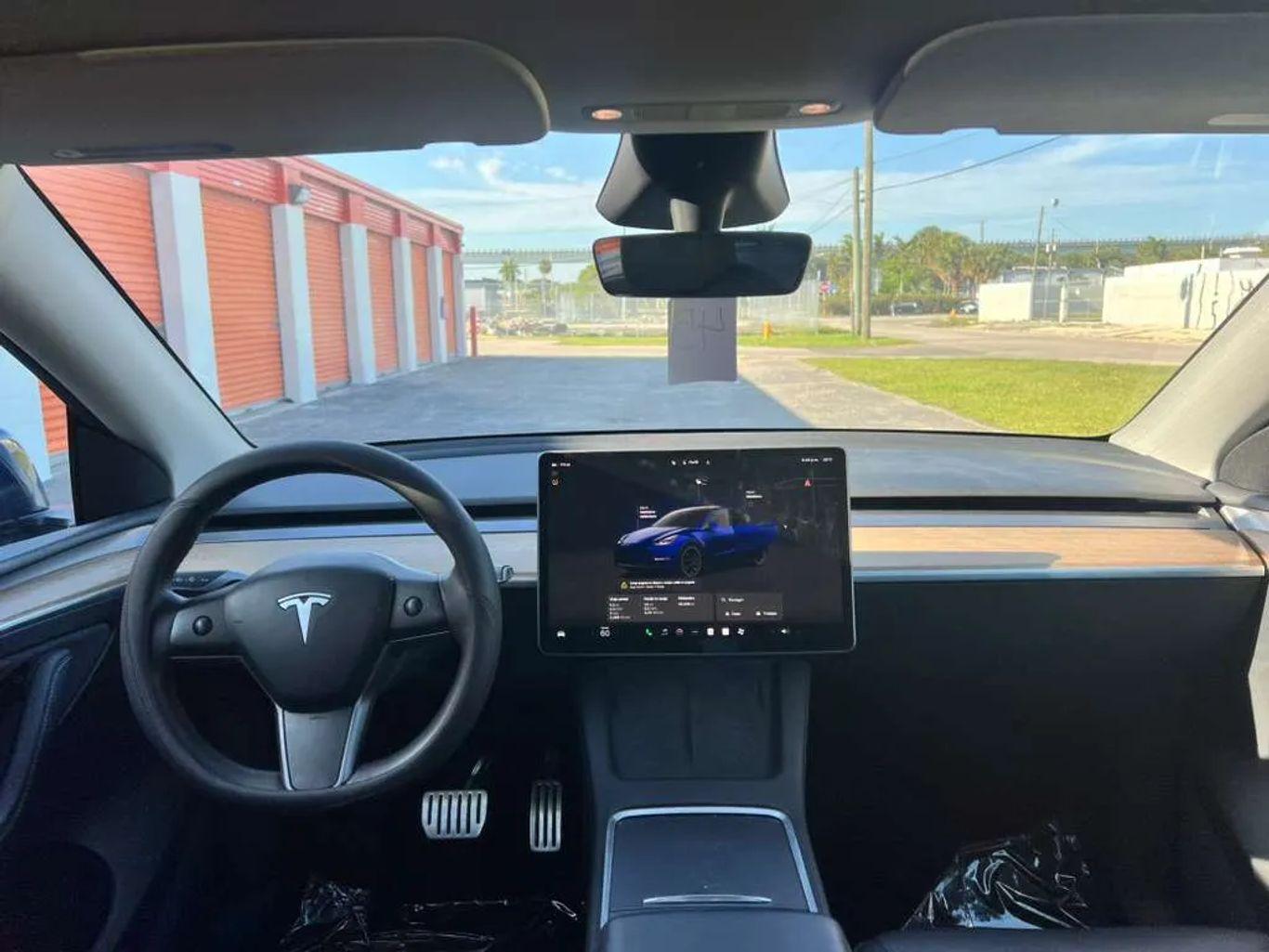 Tesla Model Y - Thumbnail 13
