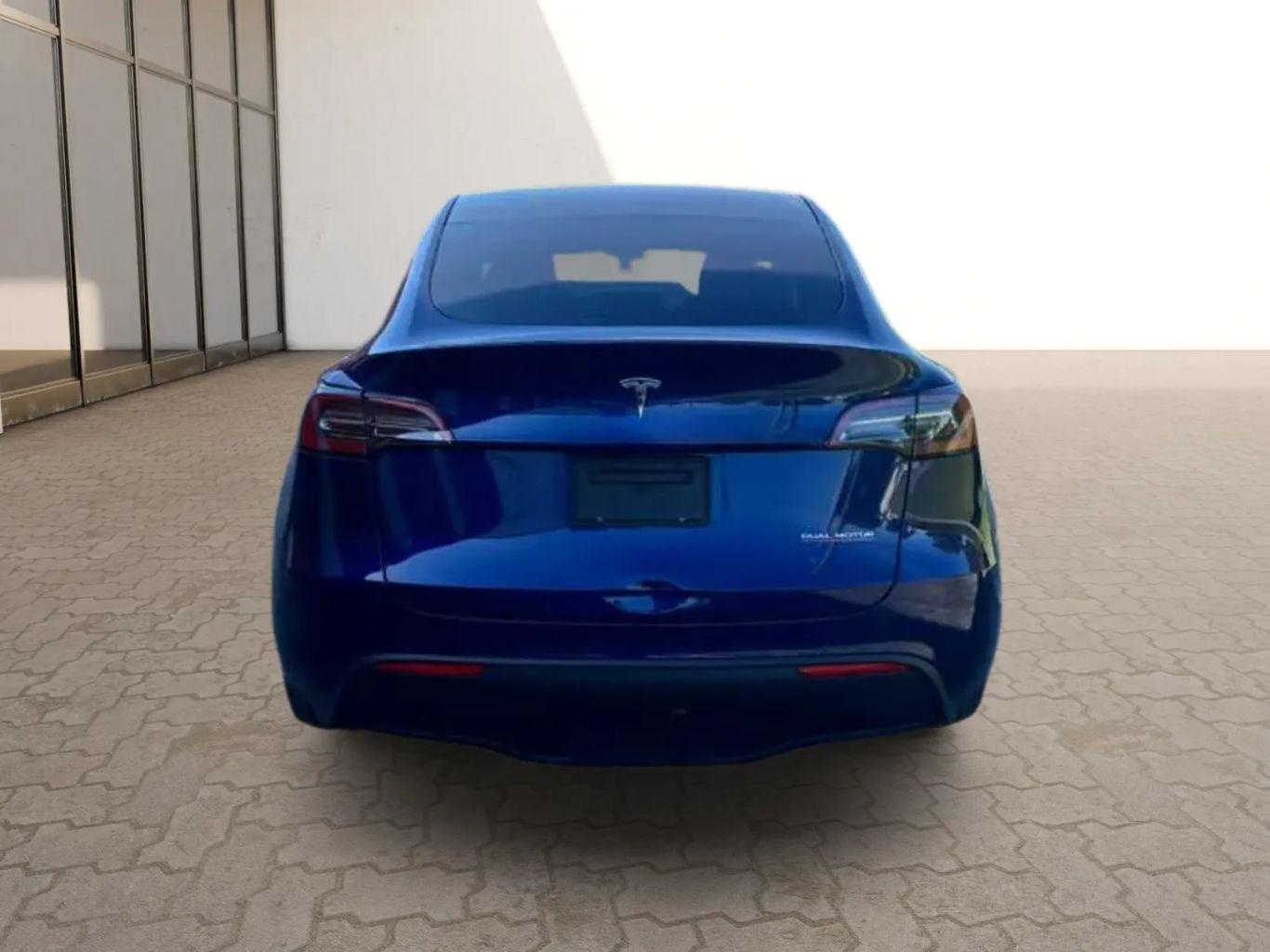 Tesla Model Y - Thumbnail 6
