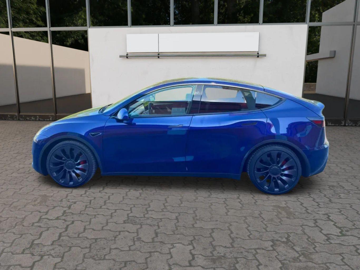 Tesla Model Y - Thumbnail 4