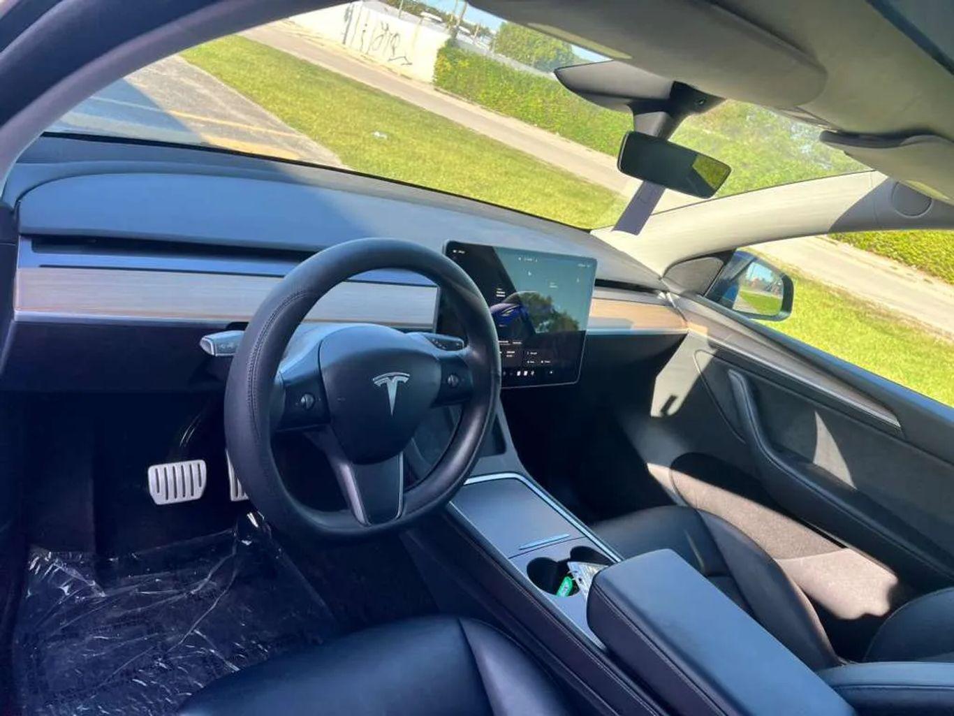 Tesla Model Y - Thumbnail 12