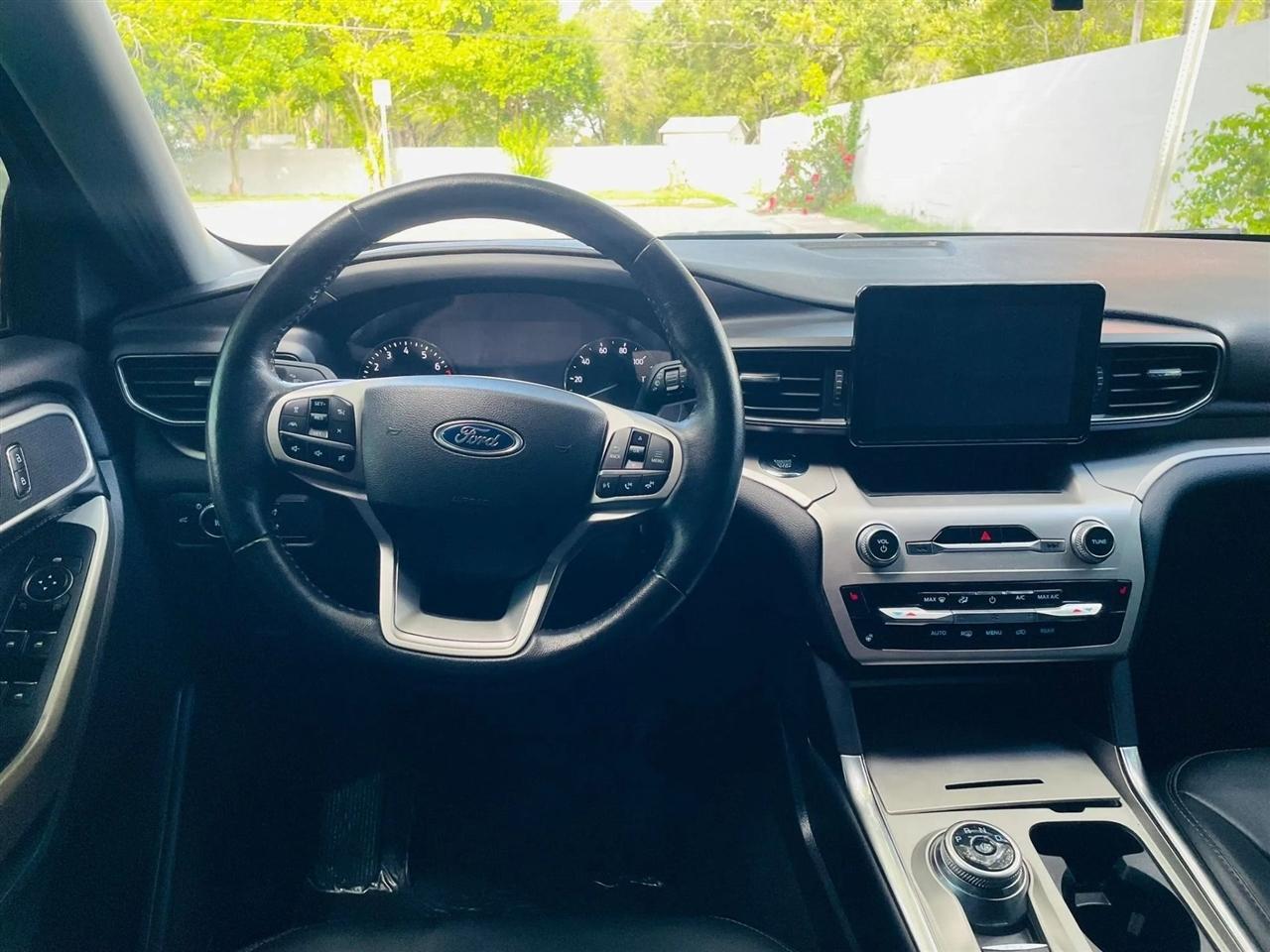 Ford Explorer - Thumbnail 6