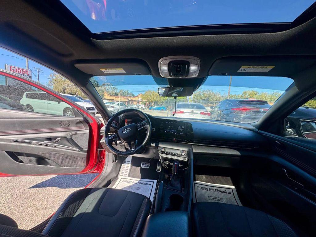 Hyundai Elantra - Thumbnail 2