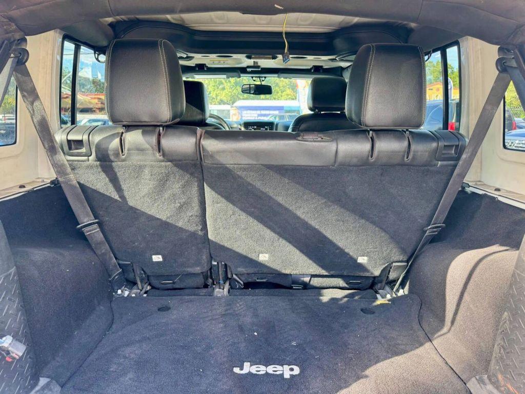 Jeep Wrangler - Thumbnail 2