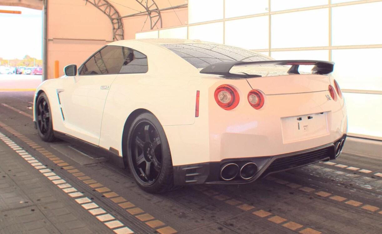 Nissan Gt-R Premium - Thumbnail 6