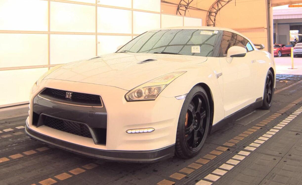 Nissan Gt-R Premium - Thumbnail 2