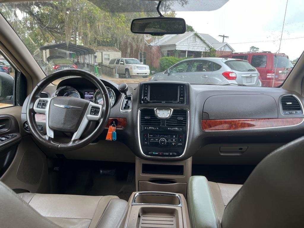 Chrysler Town & Country Touring - Thumbnail 11