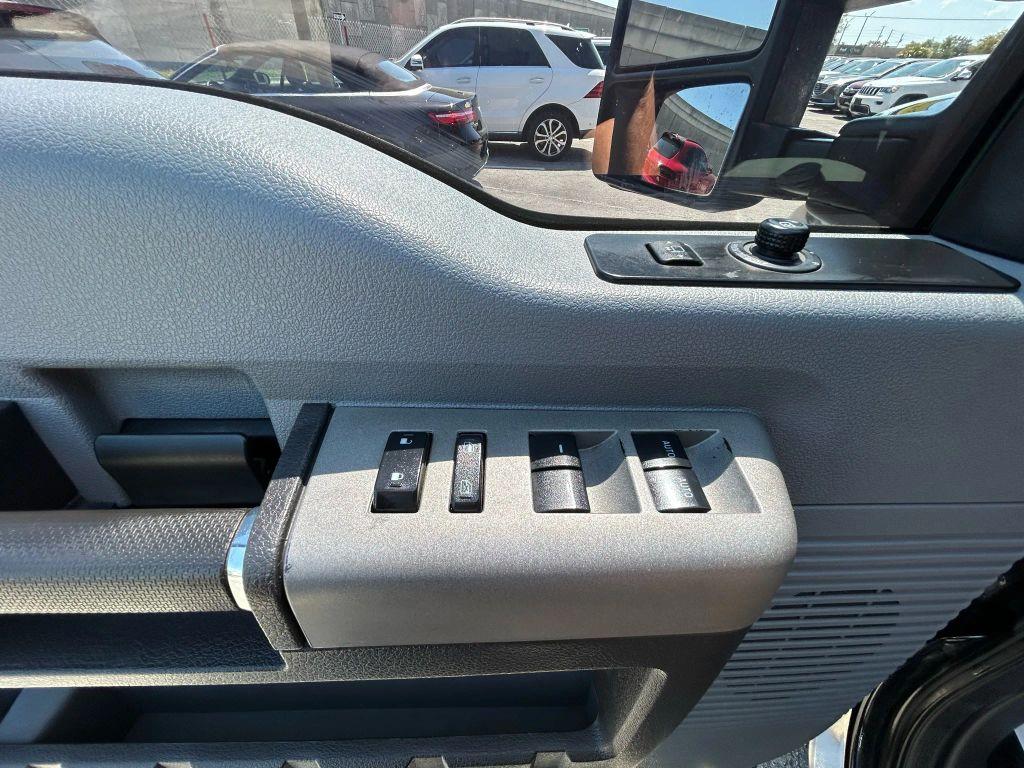 Ford F350 Super Duty Crew Cab - Thumbnail 12