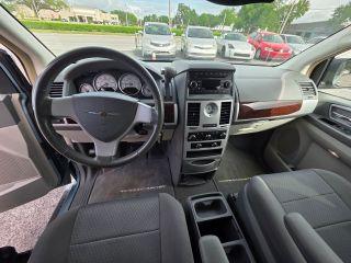 Chrysler Town & Country - Thumbnail 16