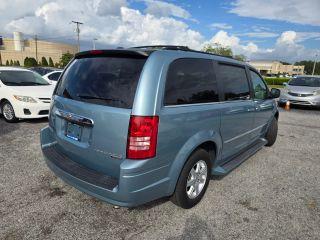 Chrysler Town & Country - Thumbnail 13