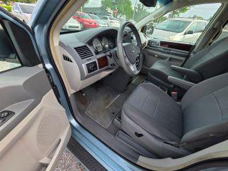 Chrysler Town & Country - Thumbnail 18