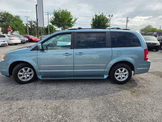 Chrysler Town & Country - Thumbnail 10