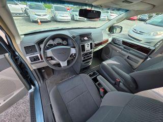 Chrysler Town & Country - Thumbnail 20