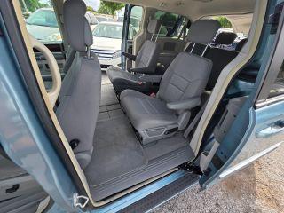 Chrysler Town & Country - Thumbnail 19