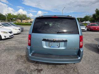 Chrysler Town & Country - Thumbnail 12