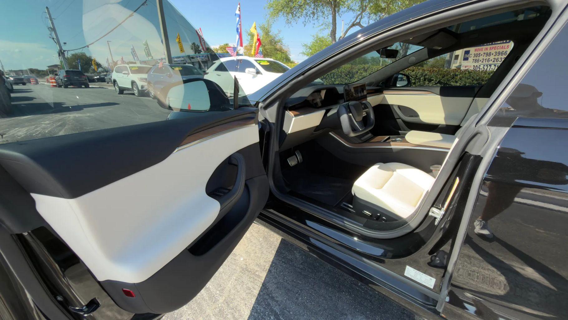 Tesla Model S - Thumbnail 3