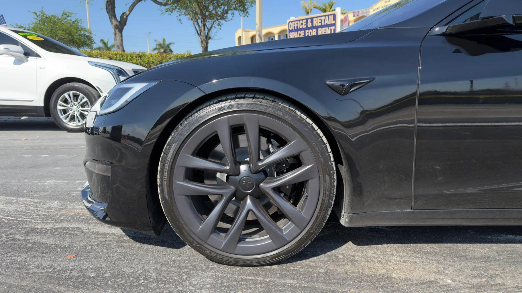 Tesla Model S - Thumbnail 11