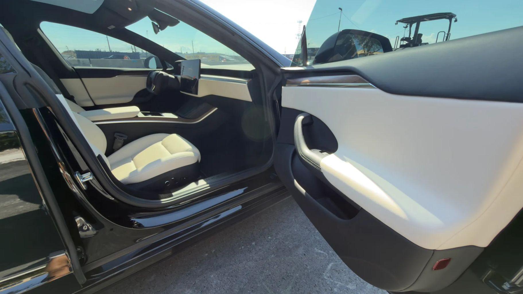 Tesla Model S - Thumbnail 15