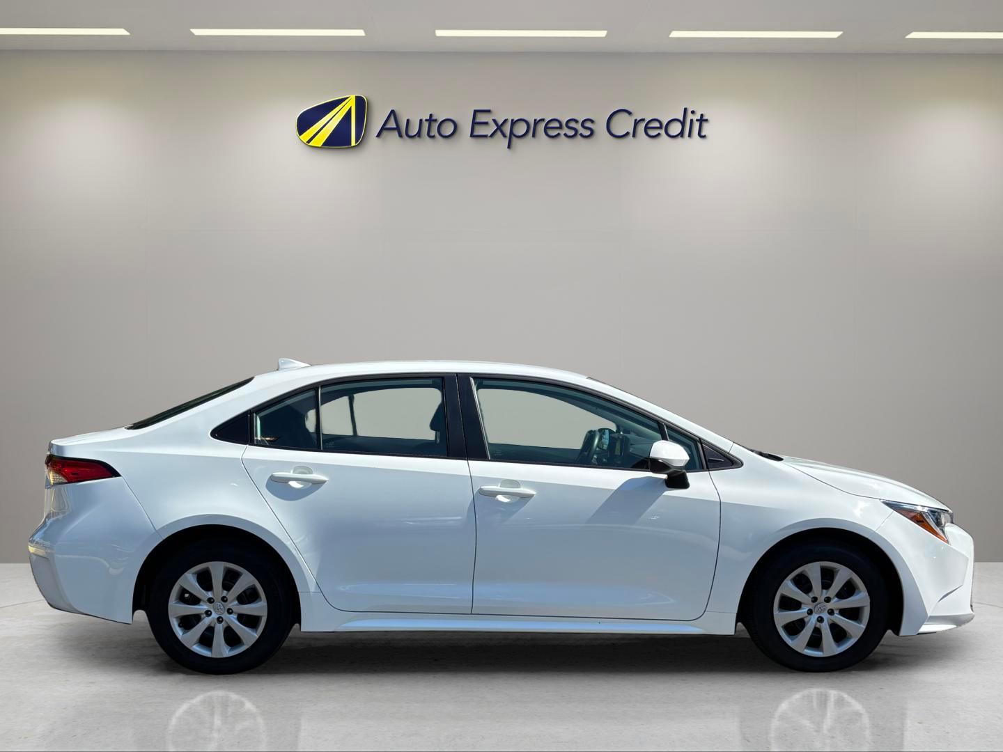 Toyota Corolla Le - Thumbnail 4