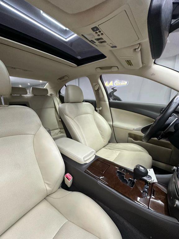 Lexus Is - Thumbnail 2