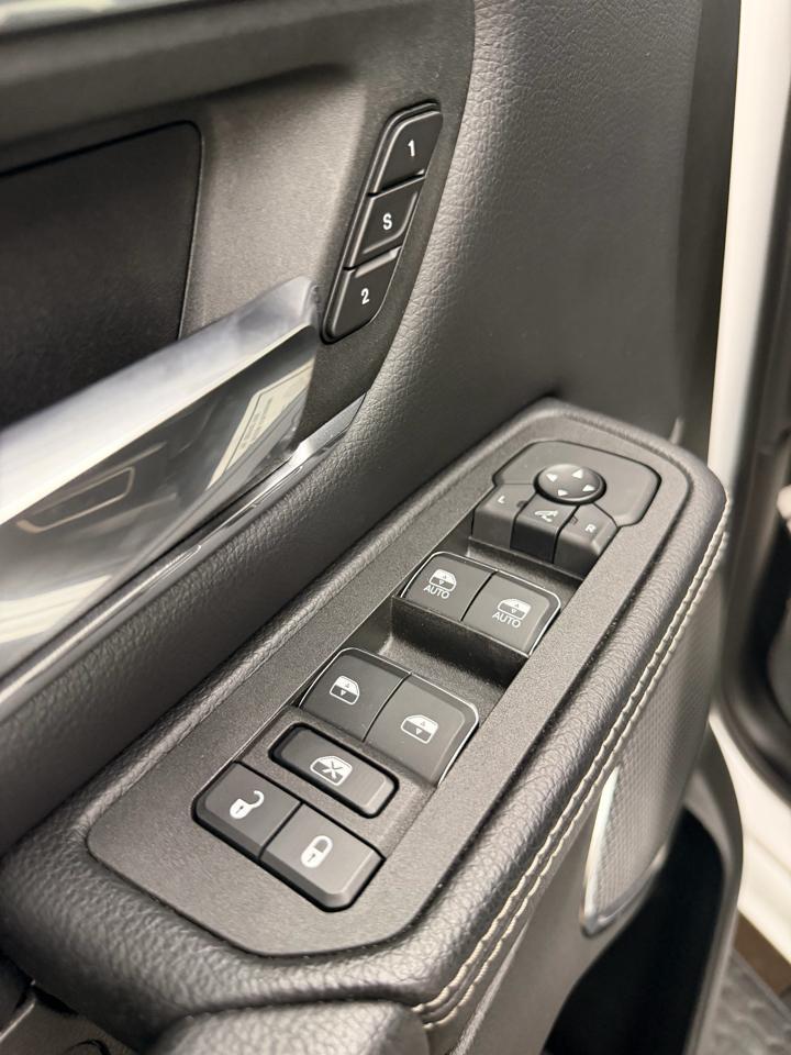 Ram 1500Laramie Crew Cab Swb 4Wd - Thumbnail 16