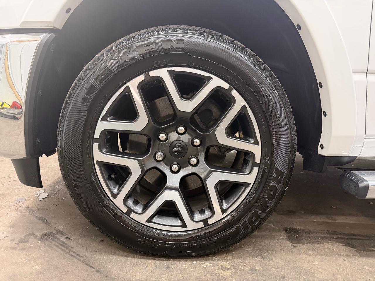 Ram 1500Laramie Crew Cab Swb 4Wd - Thumbnail 8