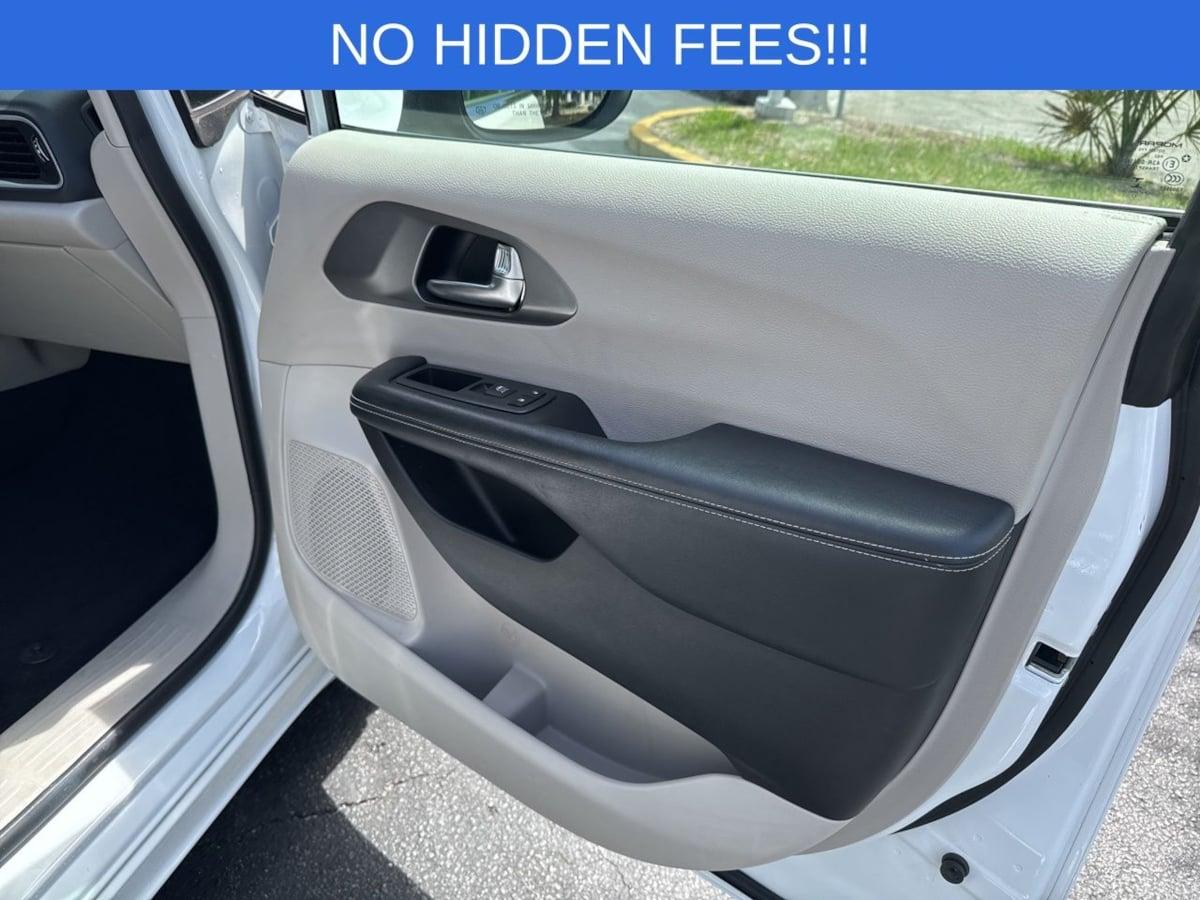 Chrysler Pacifica Touring L - Thumbnail 14