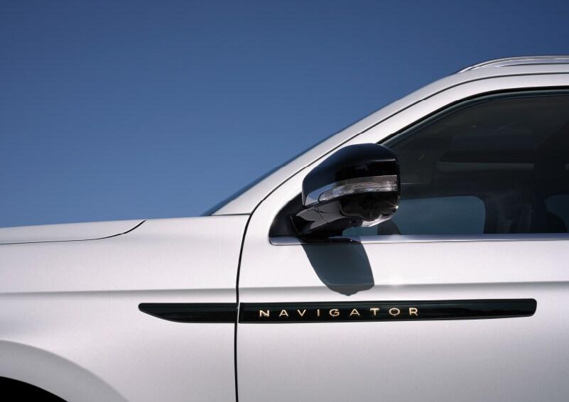 Lincoln Navigator - Thumbnail 2