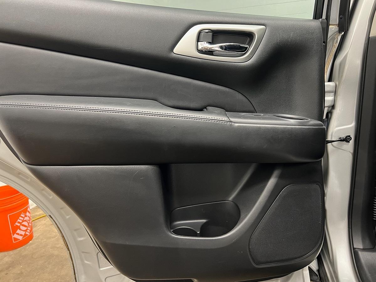 Nissan Pathfinder Platinum Hybrid - Thumbnail 15