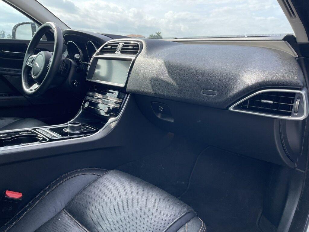 Jaguar XE - Thumbnail 8