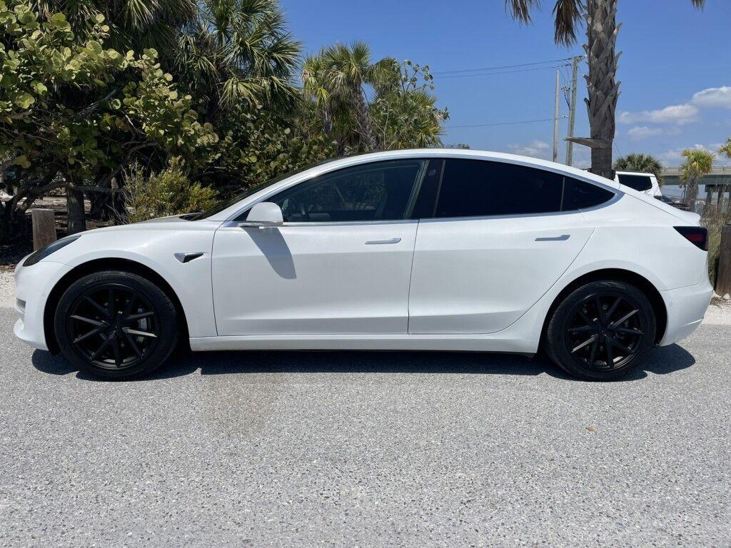 Tesla Model 3 - Thumbnail 3