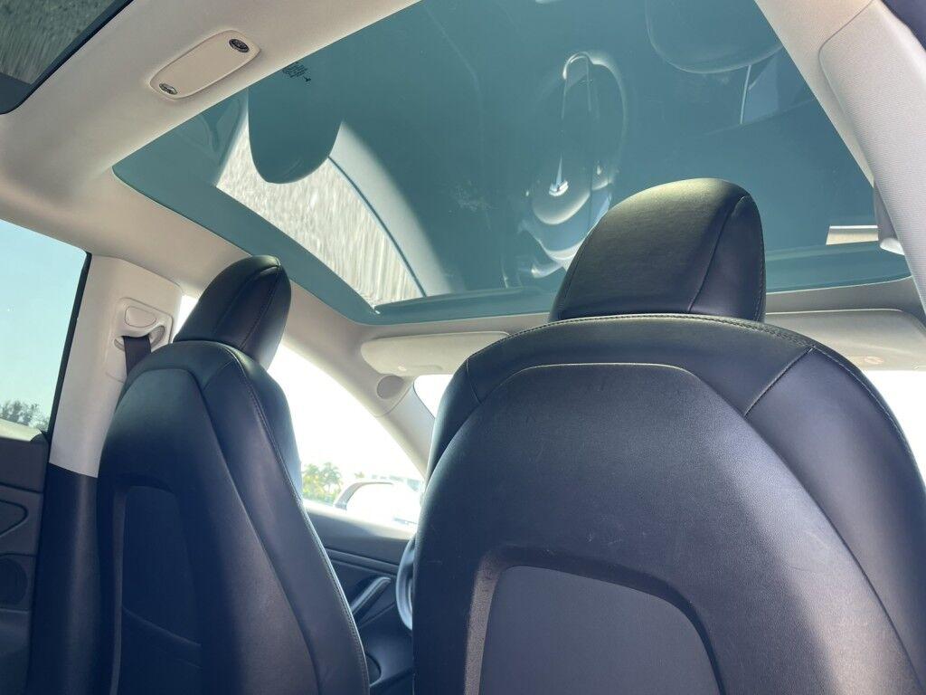 Tesla Model 3 - Thumbnail 9