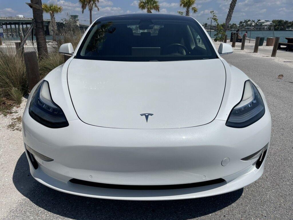 Tesla Model 3 - Thumbnail 4