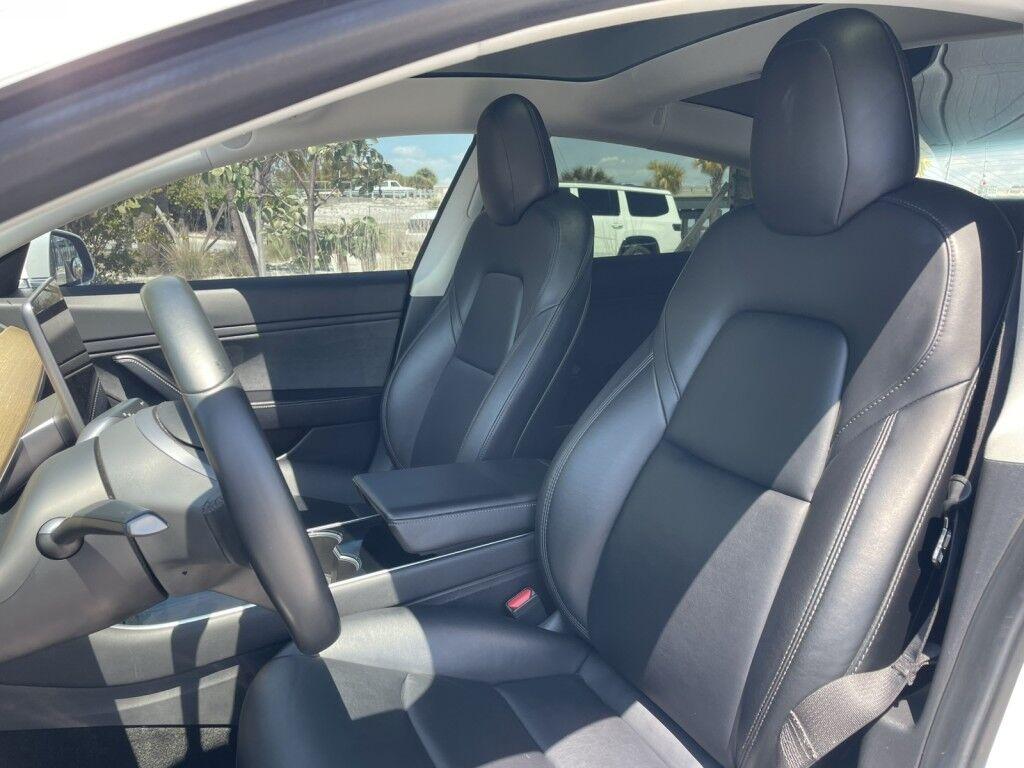 Tesla Model 3 - Thumbnail 2