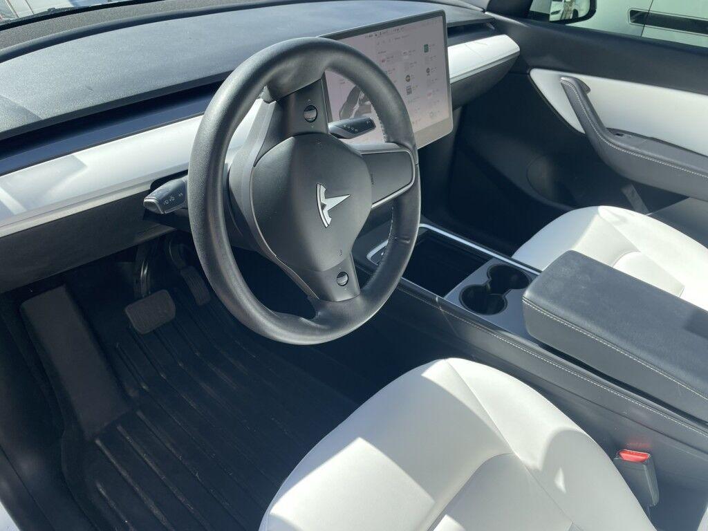 Tesla Model Y - Thumbnail 2