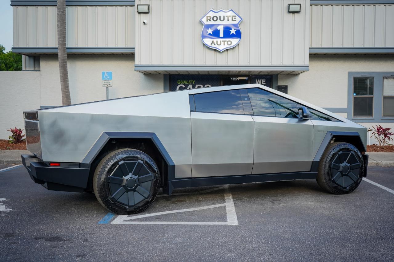 Tesla Cybertruck - Thumbnail 7