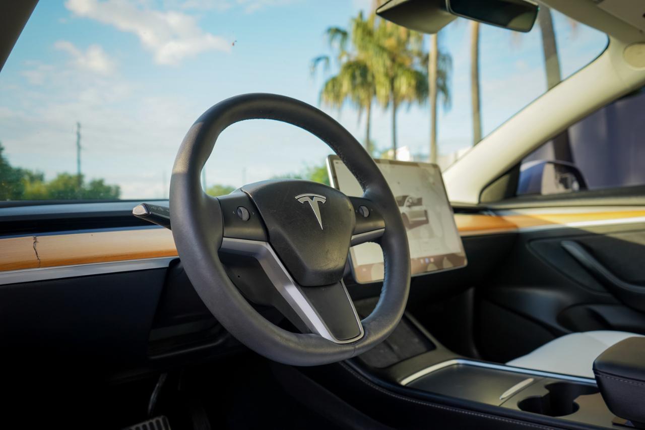 Tesla Model 3 - Thumbnail 10