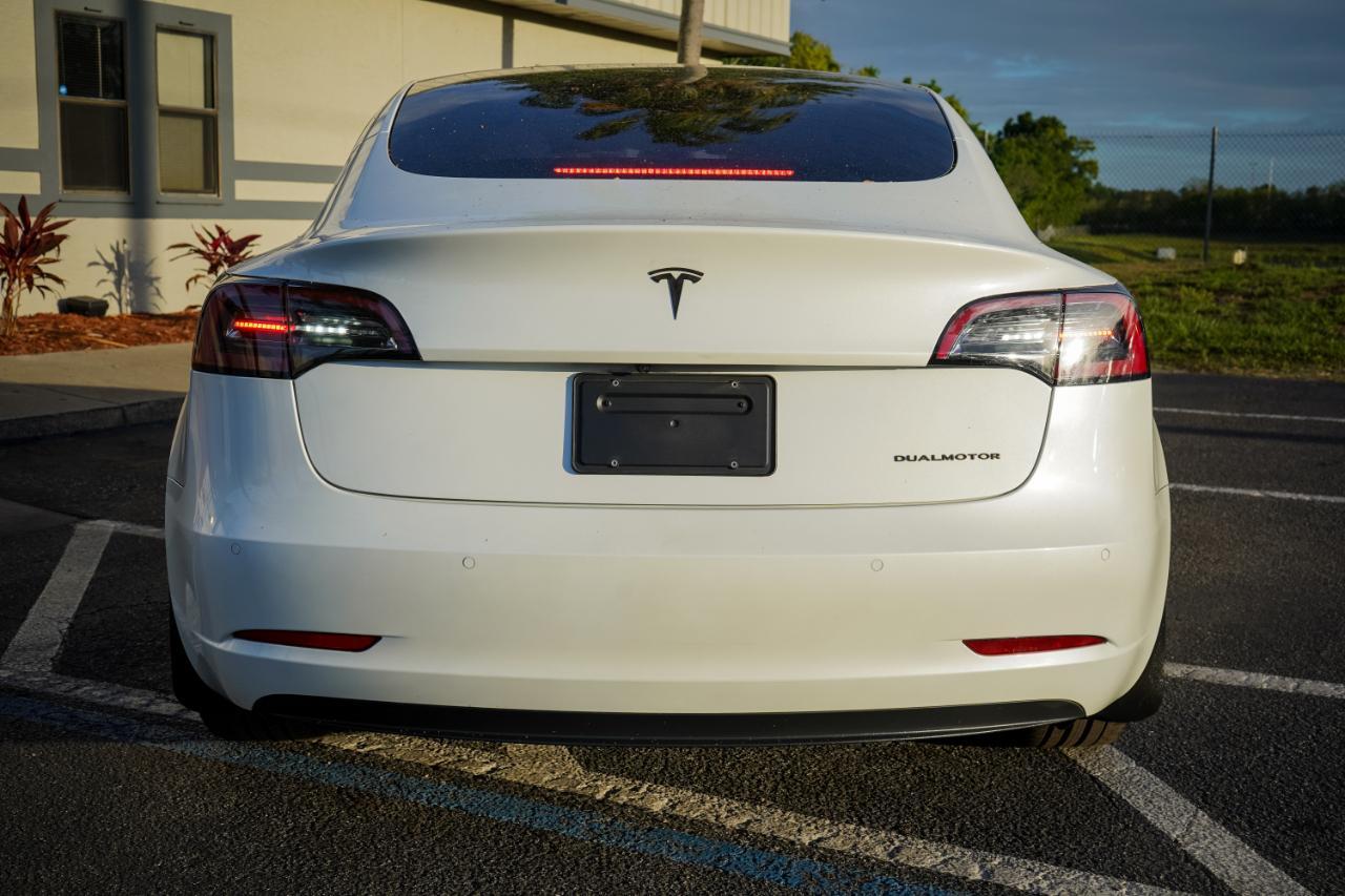 Tesla Model 3 - Thumbnail 6