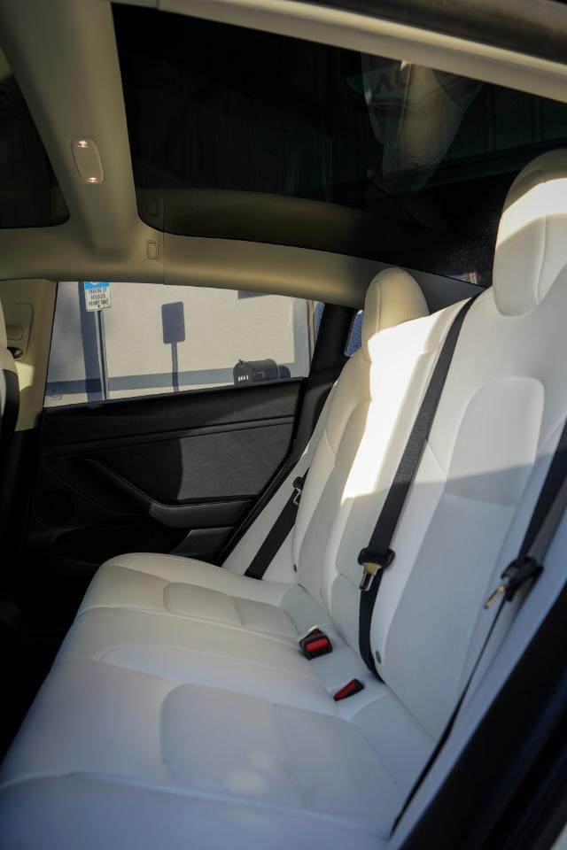 Tesla Model 3 - Thumbnail 2