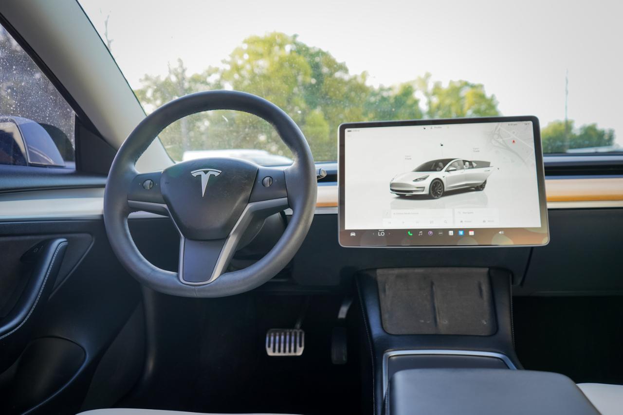 Tesla Model 3 - Thumbnail 11