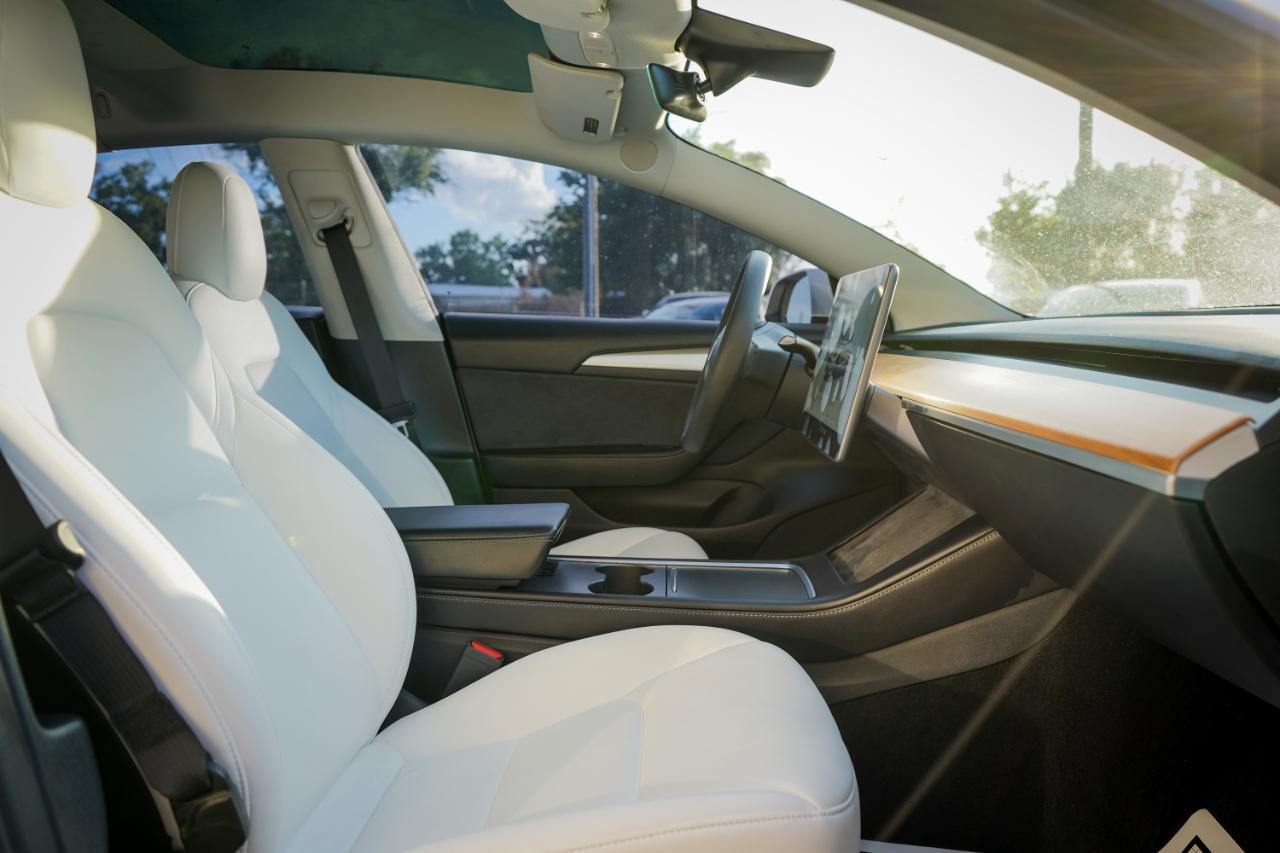 Tesla Model 3 - Thumbnail 9