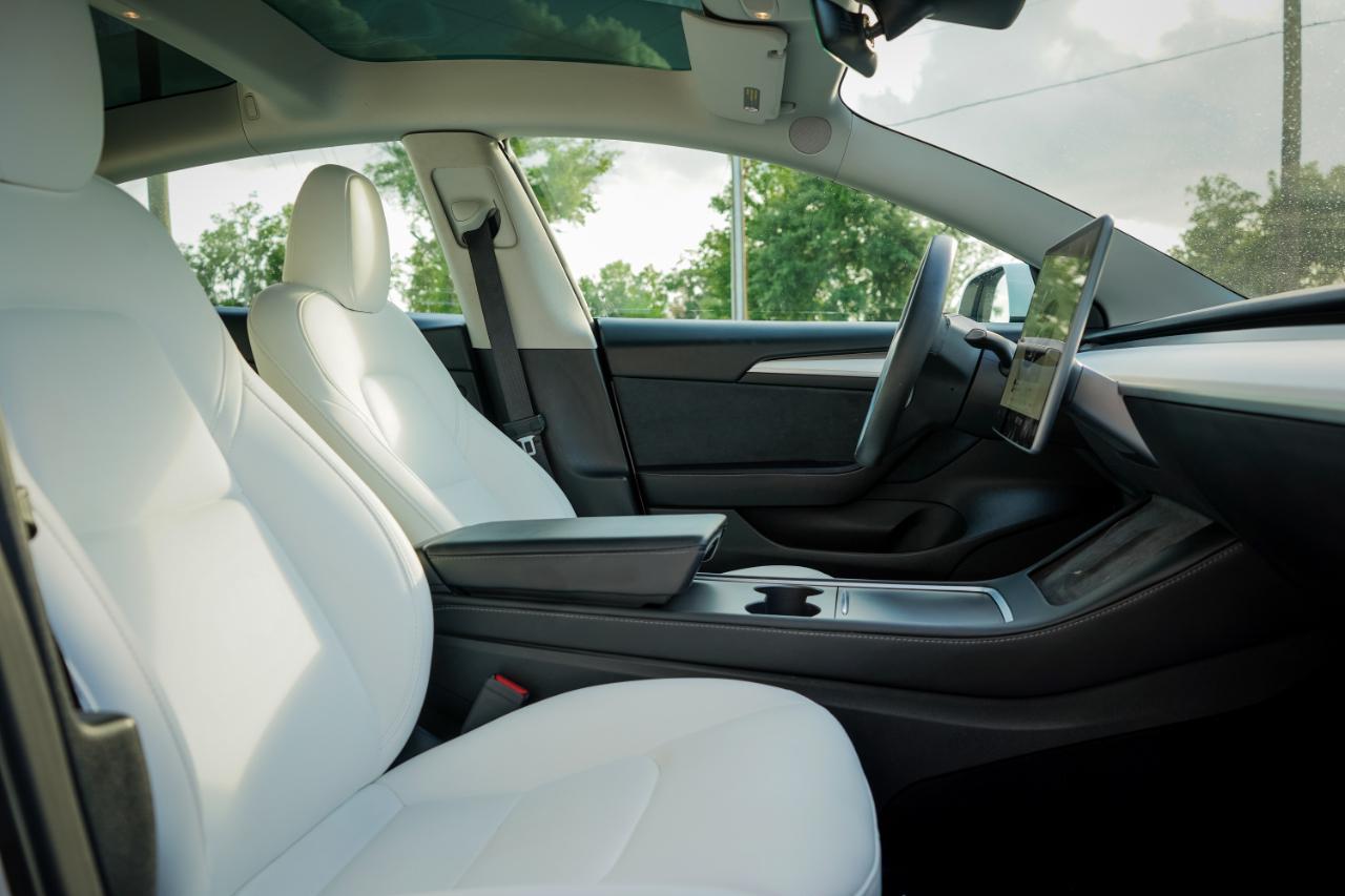 Tesla Model 3 - Thumbnail 9