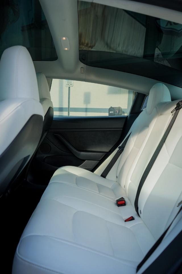 Tesla Model 3 - Thumbnail 2