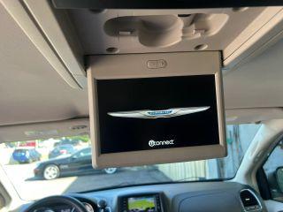 Chrysler Town & Country - Thumbnail 3