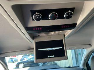 Chrysler Town & Country - Thumbnail 4
