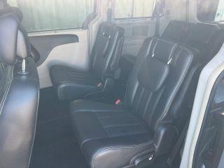 Chrysler Town & Country - Thumbnail 2