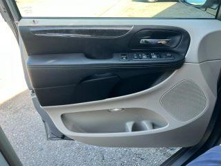 Chrysler Town & Country - Thumbnail 11