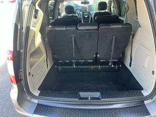 Chrysler Town & Country - Thumbnail 5