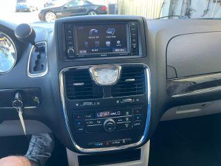 Chrysler Town & Country - Thumbnail 15