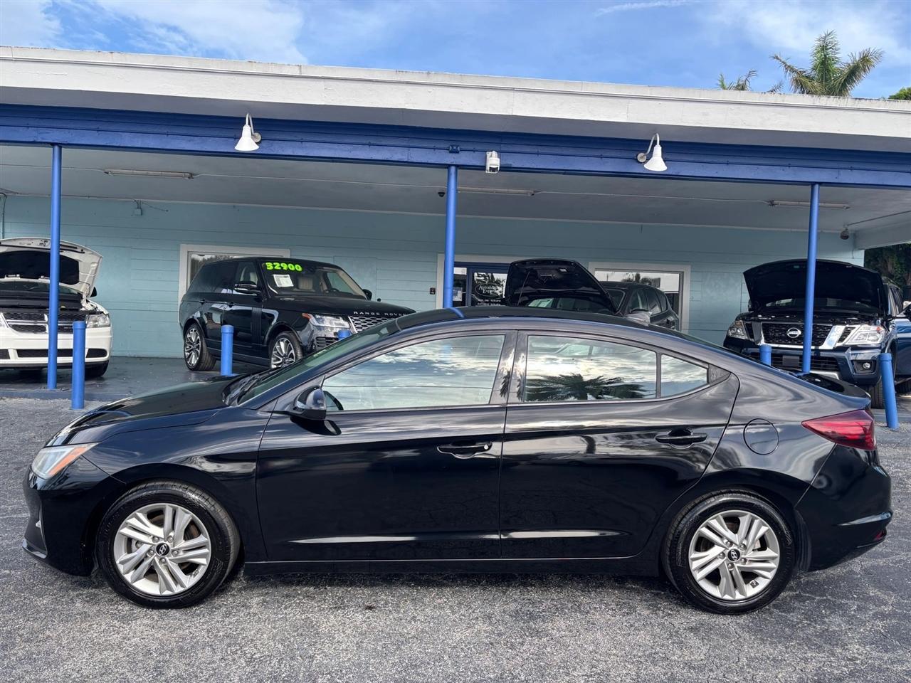 Hyundai Elantra Limited - Thumbnail 2