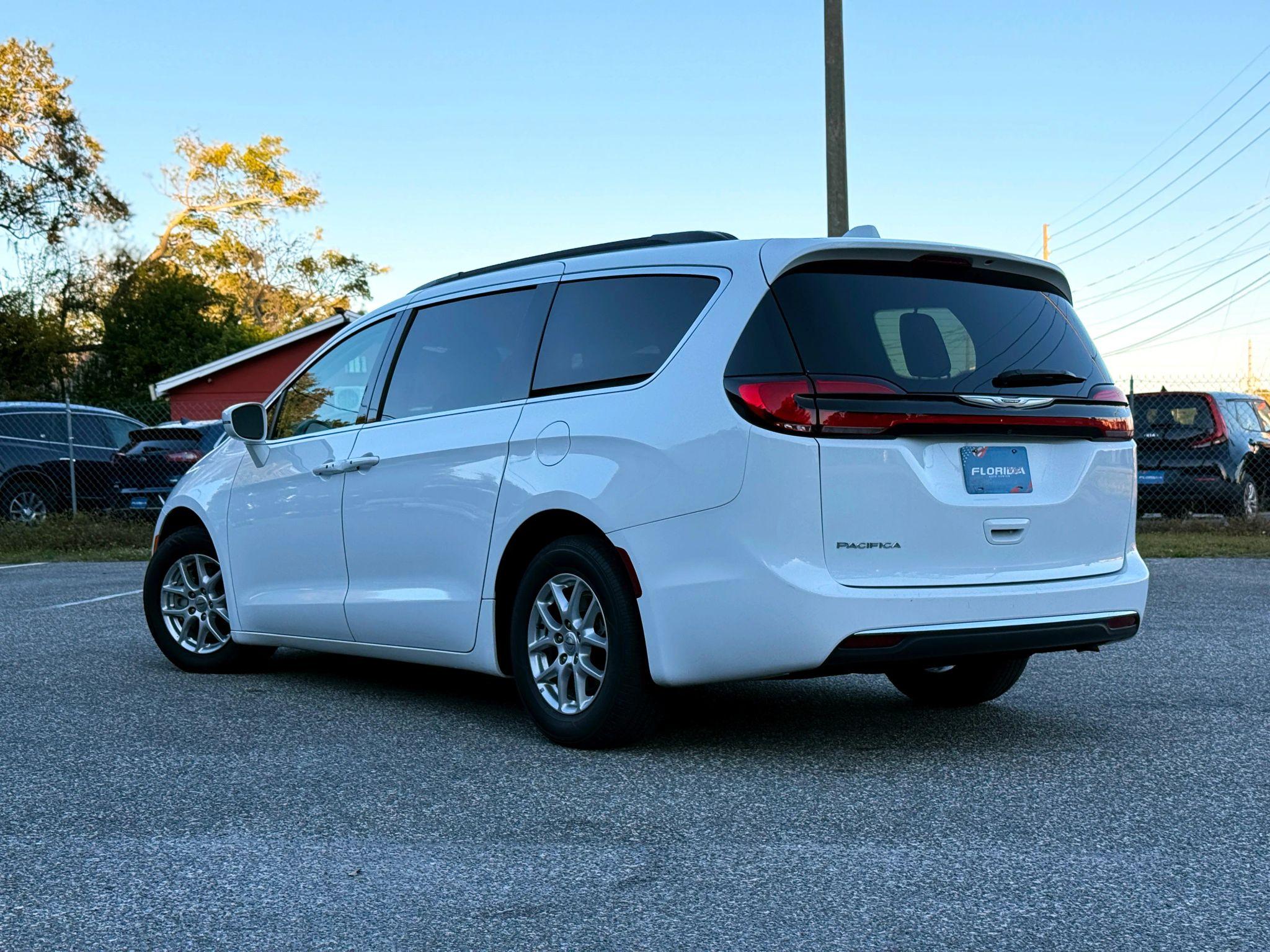 Chrysler Pacifica Touring L - Thumbnail 2